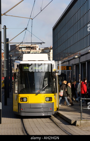 Gelben Straßenbahn in Berlin Deutschland Stockfoto