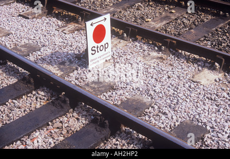 Kleine Erdgeschoss anmelden Gleisanschluss erzählen Lokführer zu stoppen und zu erhalten Signalmans Behörde um fortzufahren Stockfoto