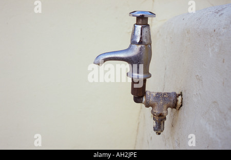 Nahaufnahme von einer Pushdown außerhalb Hahn in der Ecke einer gemalten gerenderten Creme Wand Stockfoto