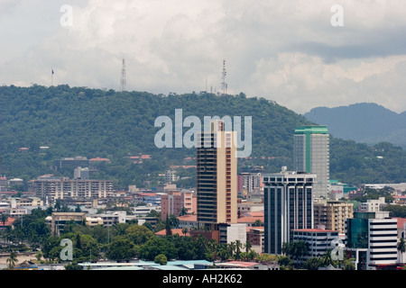 Panama City Skyline mit Cerro Ancon im Hintergrund Stockfoto