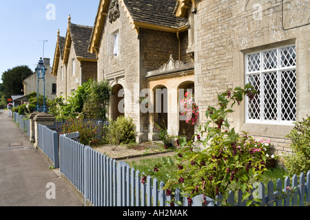 Steinhütten im Cotswold-Dorf Great Badminton, South Gloucestershire, Großbritannien. Stockfoto