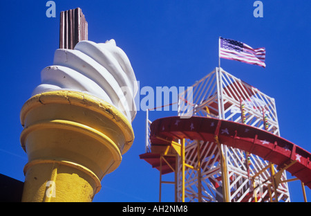 Nahaufnahme von Riesen-Display-Eis mit Schokolade Flocken gegen strahlend blauen Himmel mit durcheinander und USA-Flagge eingefügt Stockfoto