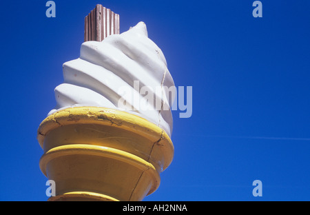 Nahaufnahme von Riesen-Display-Eis mit Schokolade Flake eingelegt gegen blauen Himmel Stockfoto