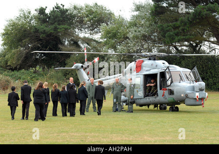 Kinder zeigen eine Marine Hubschrauber in Rekrutierungsplanes in einer britischen Schule Stockfoto