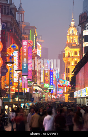 Leuchtreklamen und Shopper entlang Nanjing Road Shanghai China Stockfoto
