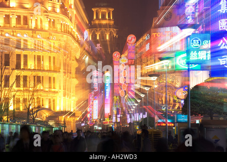 Leuchtreklamen an Nanjing Road Shanghai China Stockfoto