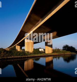 Ansicht des Hauses unter der Autobahn M5 über den Fluss Exe in der Nähe von Topsham, Devon, UK Stockfoto