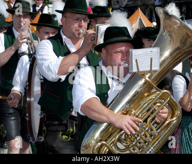 Bayerische Blaskapelle in Lederhosen, Münchner Oktoberfest Bierfestival Stockfoto