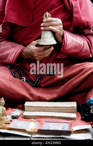 Tibetischen buddhistischen Mönch läuten singen auf Straße außen Swayambhu Stupa, Kathmandu, Nepal Stockfoto