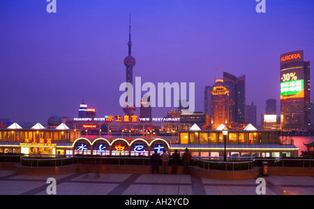 Skyline von Shanghai aus dem Bund-China Stockfoto