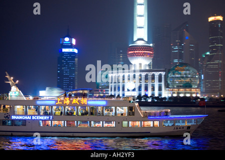 Touristenboot auf Huangpu River in Shanghai Stockfoto