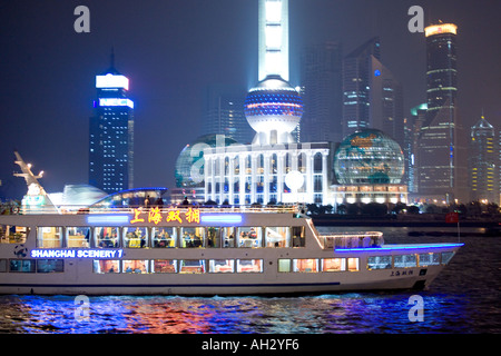 Touristenboot auf Huangpu River in Shanghai Stockfoto