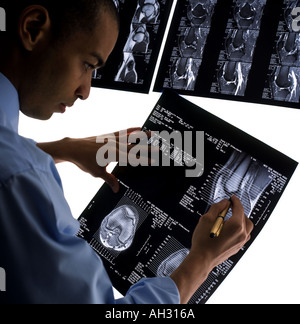 Afrikanische Amerikaner Techniker mit X-ray Stockfoto
