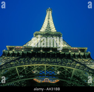 Eiffelturm in Paris Frankreich in der Nacht Stockfoto