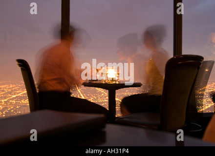 Hochhaus treffen 2 (Ehepaar mit einem Cocktail im 95. Stock des Signature-Lounge das John Hancock Center in Chicago.) Stockfoto