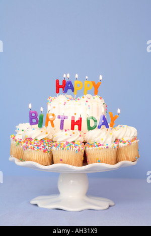 Kuchen und Cupcakes mit HAPPY BIRTHDAY Kerzen Stockfoto