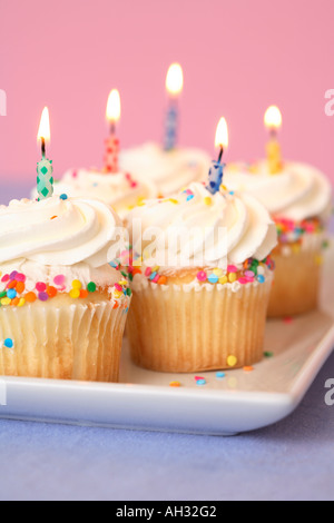 Geburtstag-Muffins mit Kerzen Stockfoto