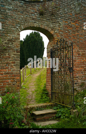 Garten in Herstmonceux Castle nahe Hailsham, East Sussex, UK Stockfoto