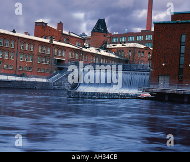 Fabrik und Wasserfall Stockfoto