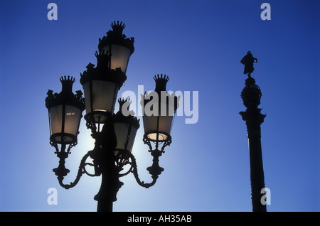 Straßenlaternen und das Kolumbus-Denkmal in Barcelona Spanien Stockfoto