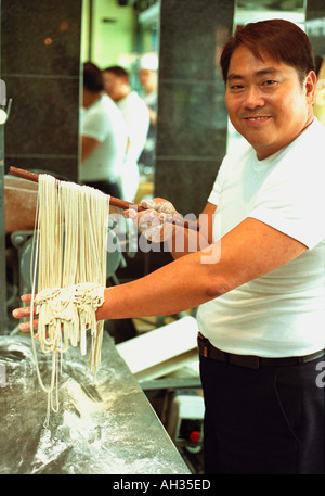Chinesischer Koch Nudeln machen Stockfoto
