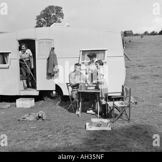 ALTE VINTAGE FAMILIE SNAPSHOT FOTO DER FAMILIE CAMPING URLAUB MIT WOHNWAGEN Stockfoto