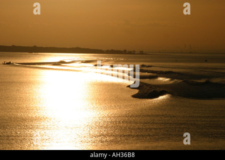 Good Morning Vietnam spiegelt sich am frühen Morgen in goldenen Wellen am Mekongdelta des Flusses in der Nähe von Saigon Vietnam Stockfoto
