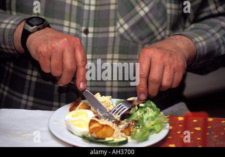 Älterer Mann an einem Tag essen gesunde Salat zum Mittagessen, Islington, London, Großbritannien. Stockfoto