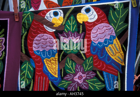 Eine farbenfrohe Mola auf dem Display für Verkauf von Kuna-Frauen auf den San Blas Inseln Panama einige dekoriert mit Vögel Stockfoto