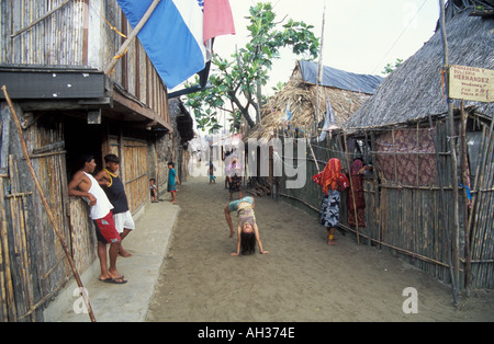 Kuna-Kinder spielen in einem Kuna Dorf San Blas Inseln, Panama Stockfoto