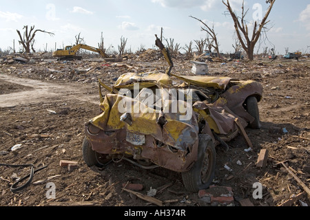 Ein fahrzeugwrack und laufende Bereinigung in Greensburg, Kansas, USA, nach dem großen Killer Tornado am 4. Mai 2007 Stockfoto