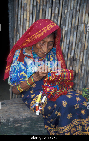 Kuna-Frau auf den San Blas Inseln Panama Molas getragen als traditionelle Blusen machen Stockfoto