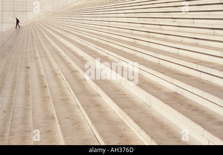 2002 - Paris Lone Figur zu Fuß die Stufen von Die Grande Arche in La Defense Paris Frankreich EU Europa Stockfoto
