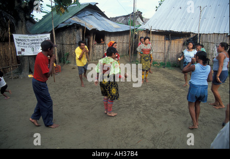 Traditionellen Kuna indischen Tanzes auf den San Blas Inseln Panama Stockfoto