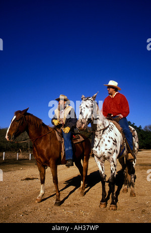 Cowboys auf dem Rücken der Pferde, Cowboys, Pferde, Reiten, Hill Country, Stadt Bandera, Bandera, Bandera, County, Texas, USA, Nordamerika Stockfoto