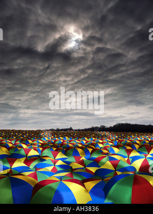 riesigen Meer von bunten farbigen Schirmen mit dunklen Himmel Overhead Regen Stockfoto