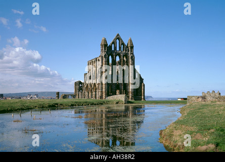 Ostfassade der Ruinen von Whitby Abtei Whitby, North Yorkshire, England, UK Stockfoto