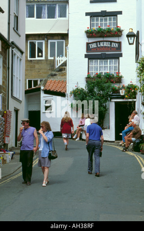 Straßenszene, Robin Hoods Bay Village, North York Moors Küste, North Yorkshire, England, UK. Stockfoto