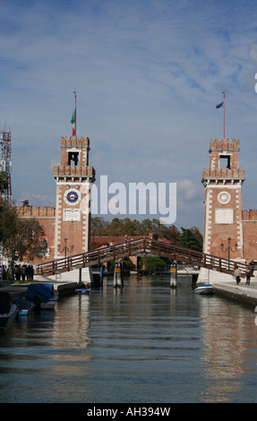 Eingang-Türme, Arsenale mit Rio Dell' Arsenale Venedig Italien September 2007 Stockfoto