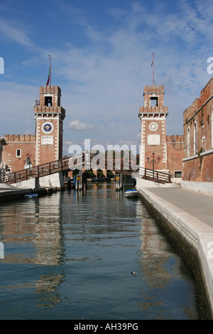 Eingang-Türme, Arsenale mit Rio Dell' Arsenale Venedig Italien September 2007 Stockfoto