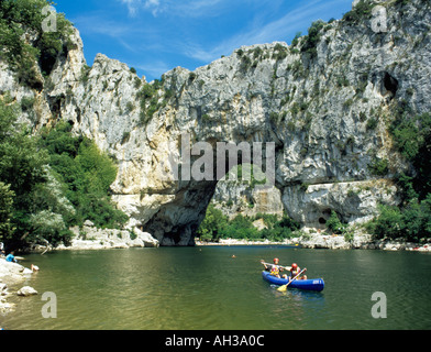 Kanufahren in der Nähe von Le Pont d Arc am Fluss Ardèche Stockfoto