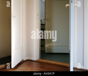 Innenraum der Flur: im Flur stehen offene Türen. Stockfoto