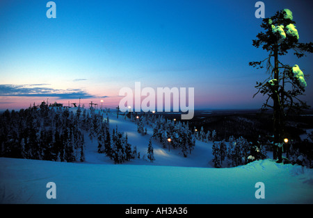 Flutlichtpisten, blickte nach Ruka Finnland Stockfoto