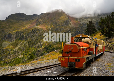 Zug auf der Linie zwischen Artouste Pic De La Sagette in den Parc National des Pyrenäen Süd-west Frankreich den höchsten Bahnhof Europas Stockfoto