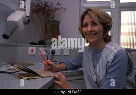 Porträt einer Zahnarztassistentin, London, Großbritannien. Stockfoto