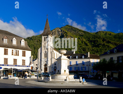 Blick auf die Kirche und dem Stadtzentrum am Laruns in den Parc National des Pyrenäen im Südwesten Frankreich Stockfoto