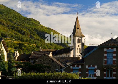 Blick auf die Kirche und dem Stadtzentrum am Laruns in den Parc National des Pyrenäen im Südwesten Frankreich Stockfoto