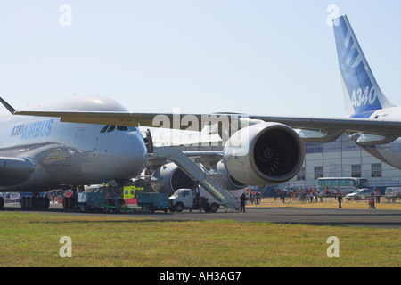 Airbus A340 600 hinten mit A380 hinter Stockfoto