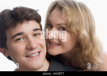 Porträt einer jungen Frau, die einen jungen Mann umarmt Stockfoto