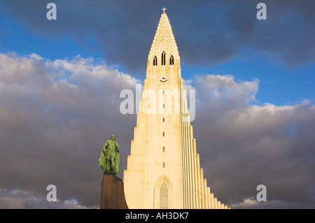 Hallgrimskirkja Turm Tower und Leifur Eiriksson Statue Reykjavik Island Hauptstadt EU Europa Stockfoto